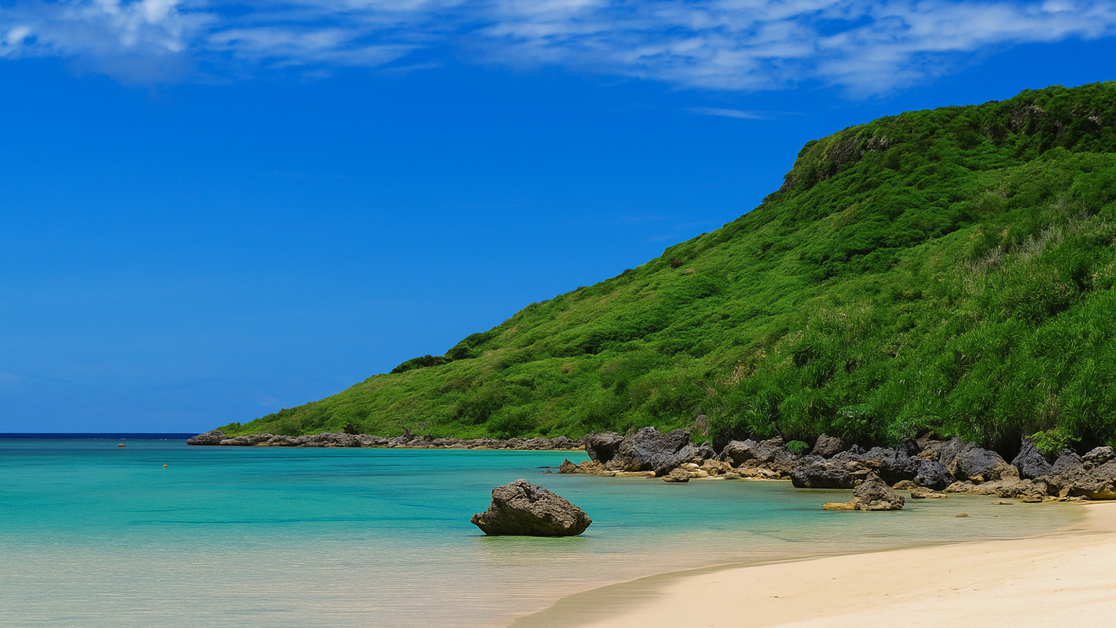 宮古島の新城海岸。白い砂浜とエメラルドグリーンの海、緑豊かな岬が広がる絶景のビーチ。