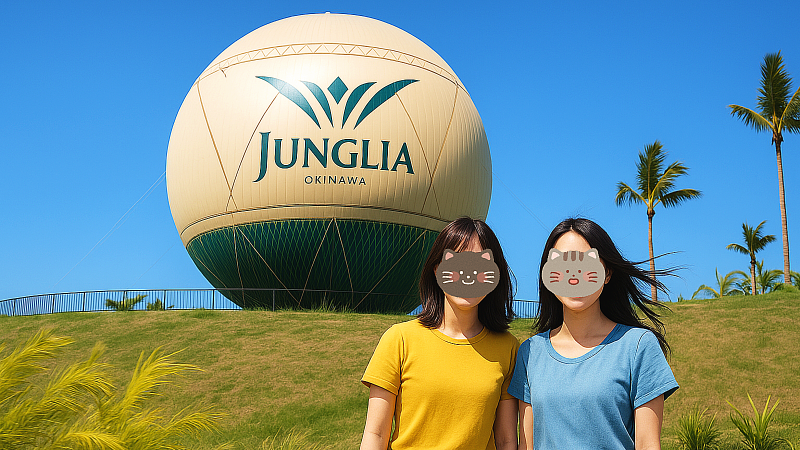 ジャングリア沖縄のホライゾンバルーンを背景に、芝生の丘で並ぶ来園者2人。快晴の青空とヤシの木。