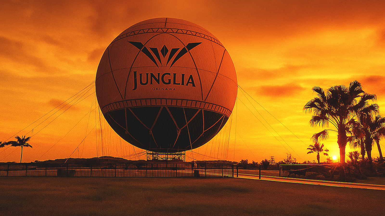 夕焼け空に浮かぶジャングリア沖縄のホライゾンバルーンとシルエットになったヤシの木