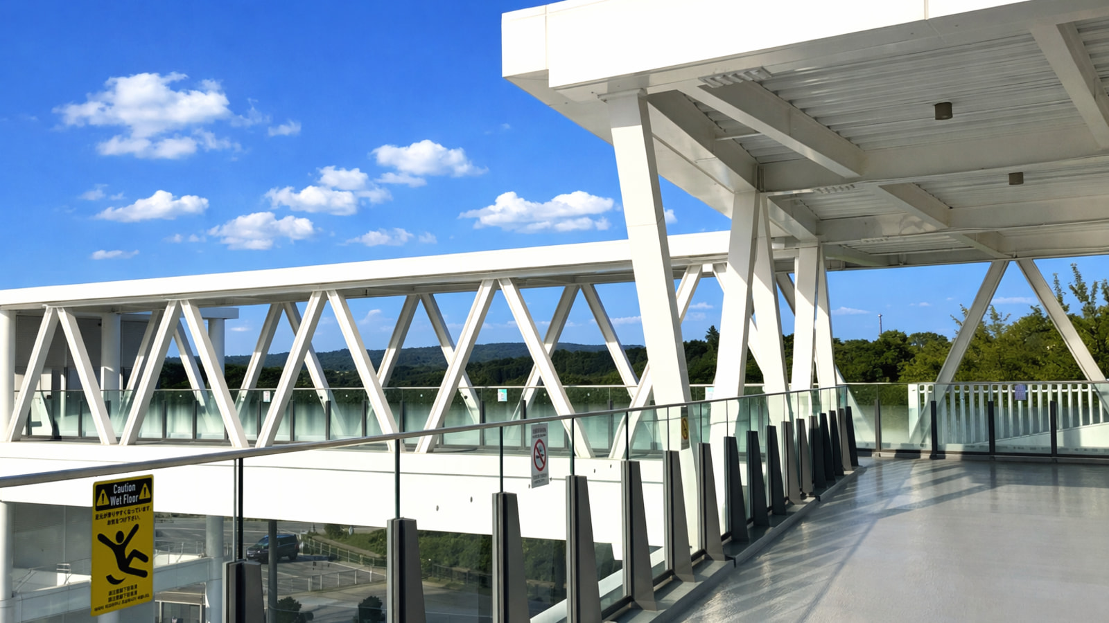 道の駅かでなの上階通路から見える展望エリア