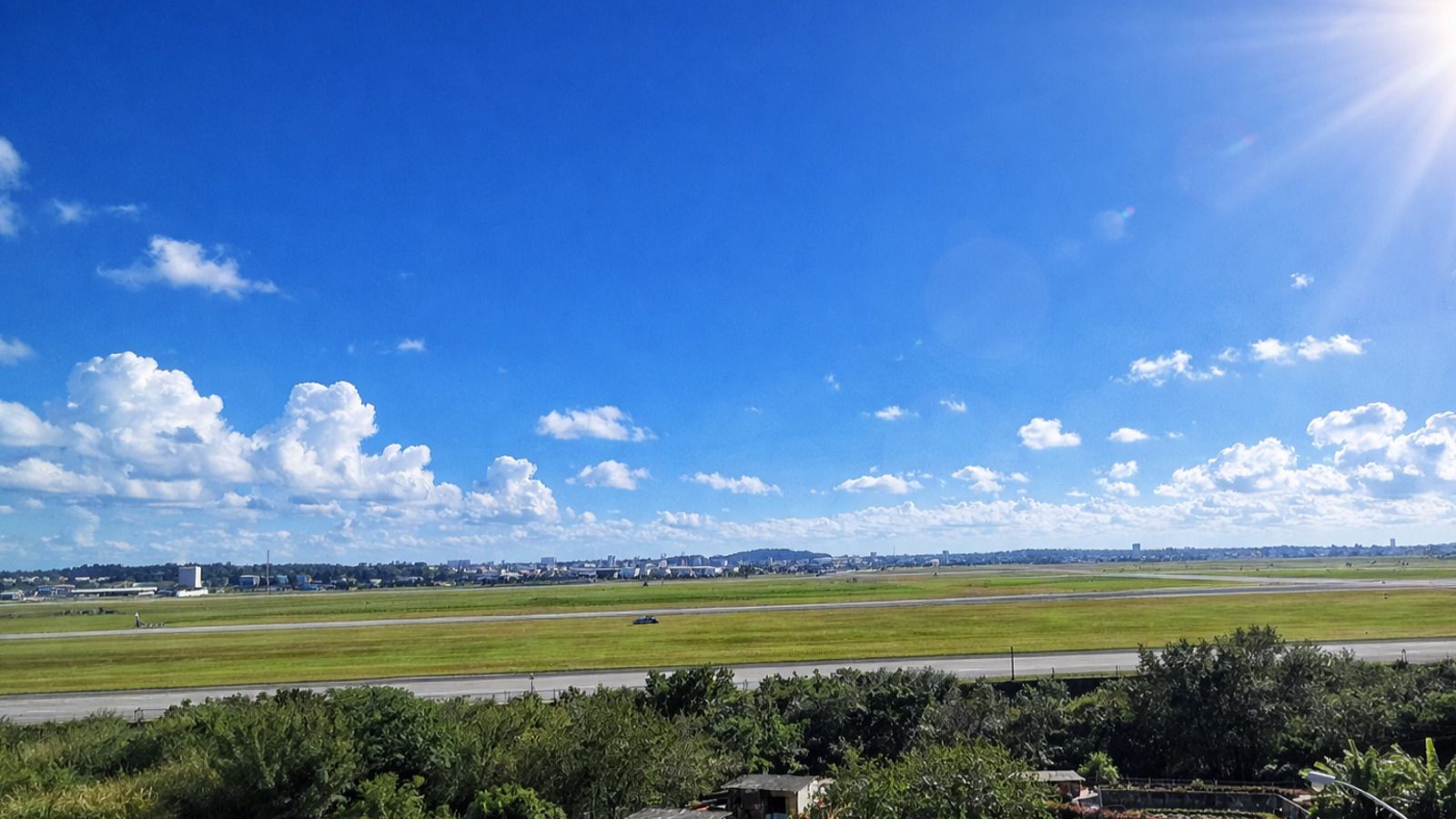 道の駅かでなの展望台から望む嘉手納基地の滑走路と周辺の風景