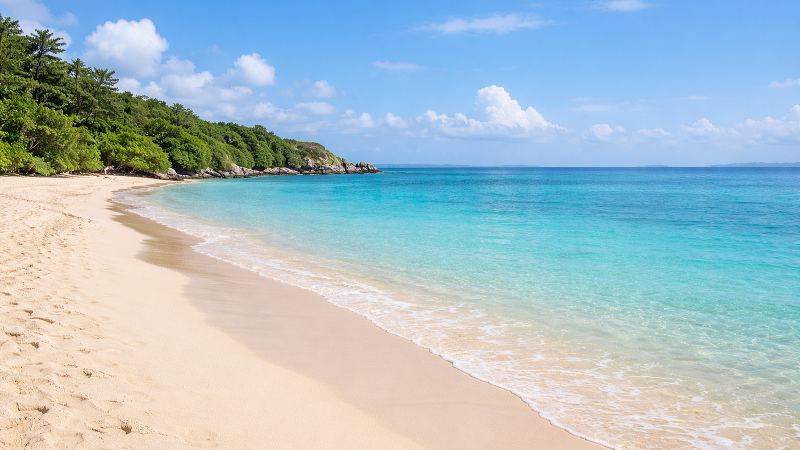 春の沖縄の穏やかなビーチと透き通った海